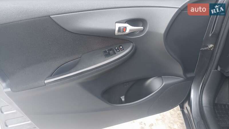 Седан Toyota Corolla 2012 в Зміїві