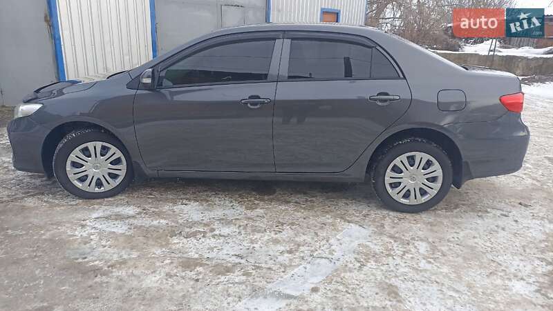 Седан Toyota Corolla 2012 в Зміїві