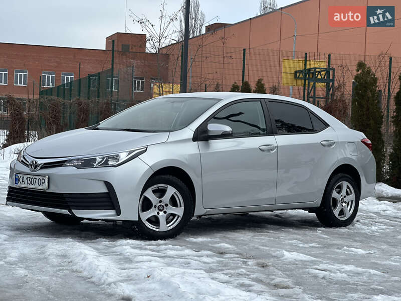 Седан Toyota Corolla 2016 в Киеве