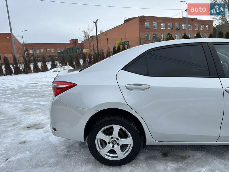 Седан Toyota Corolla 2016 в Киеве