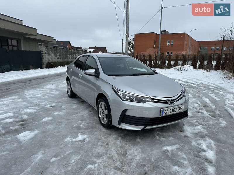 Седан Toyota Corolla 2016 в Киеве