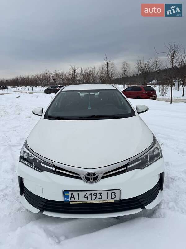 Седан Toyota Corolla 2016 в Ірпені