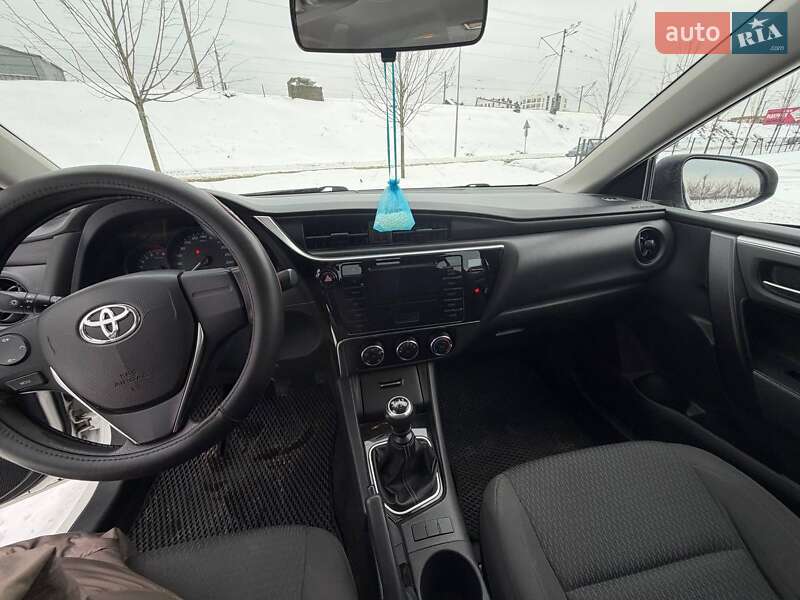Седан Toyota Corolla 2016 в Ірпені
