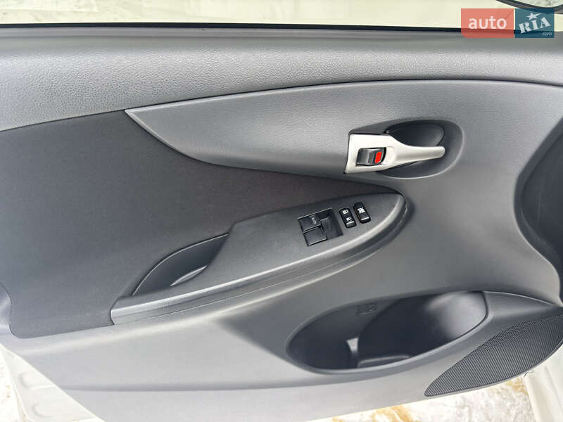 Седан Toyota Corolla 2012 в Києві