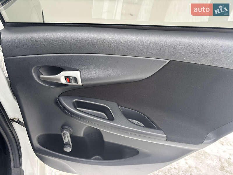 Седан Toyota Corolla 2012 в Києві