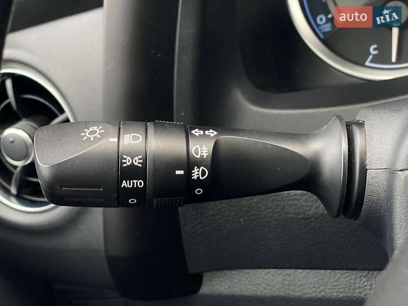 Седан Toyota Corolla 2017 в Киеве фото 28 Седан Toyota Corolla 2017 в Киеве