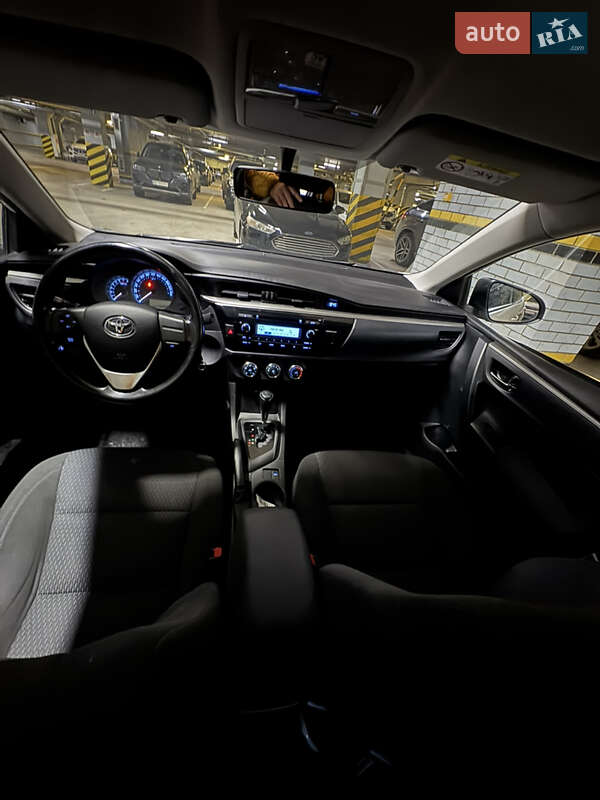 Седан Toyota Corolla 2014 в Днепре