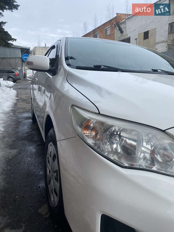 Седан Toyota Corolla 2011 в Сумах