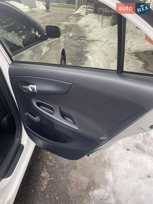 Седан Toyota Corolla 2011 в Сумах