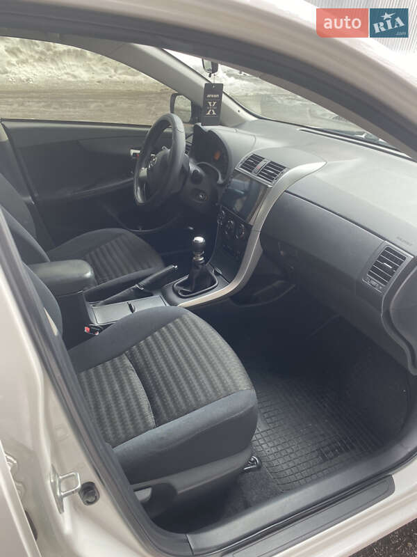 Седан Toyota Corolla 2011 в Сумах