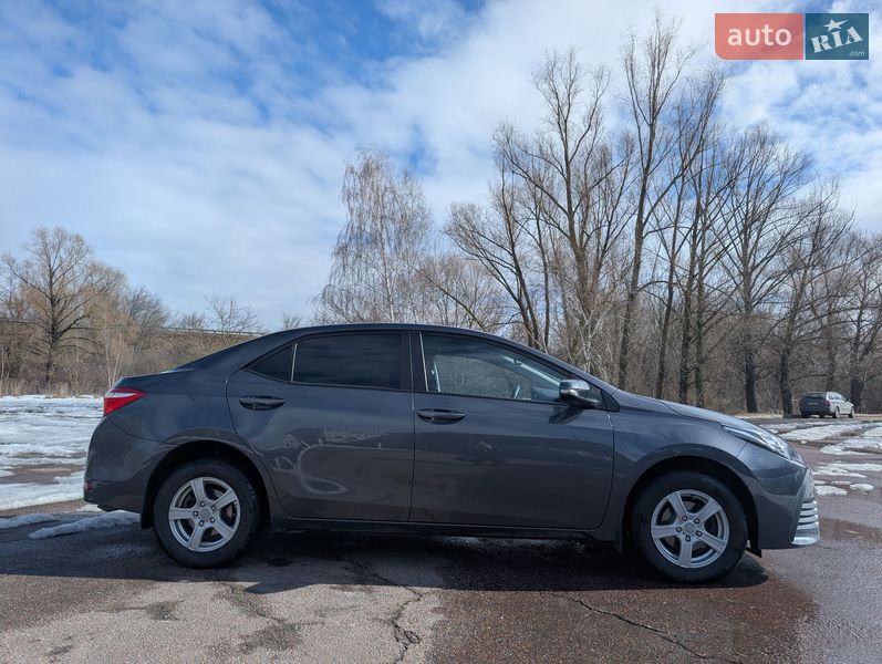 Седан Toyota Corolla 2017 в Киеве