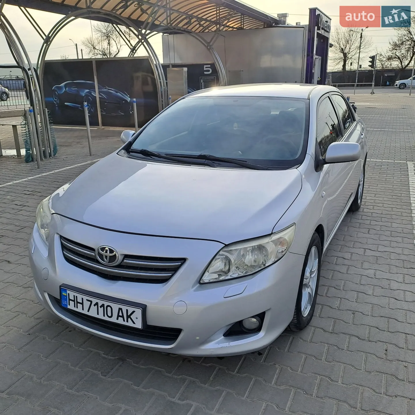 Toyota Corolla 2018 VIN 5YFBURHE1JP818300 фото оголошення 3 з 19