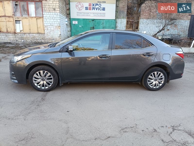 Седан Toyota Corolla 2016 в Киеве