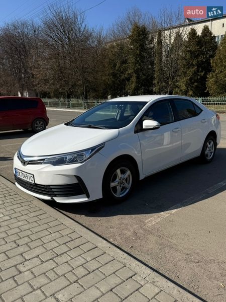 Седан Toyota Corolla 2017 в Деражне