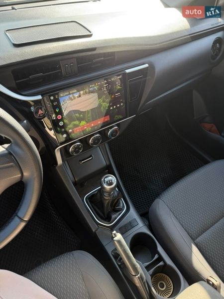 Седан Toyota Corolla 2017 в Деражне