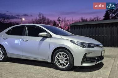Седан Toyota Corolla 2018 в Львове