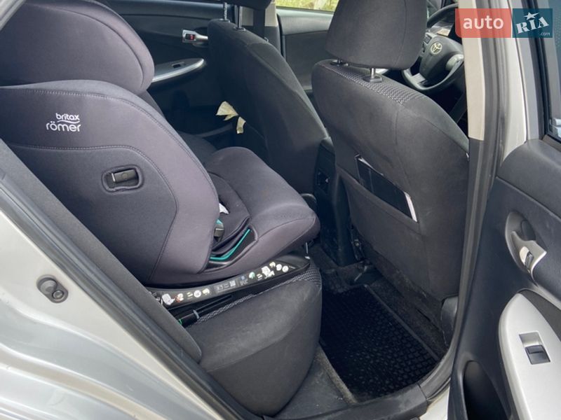 Седан Toyota Corolla 2011 в Львове