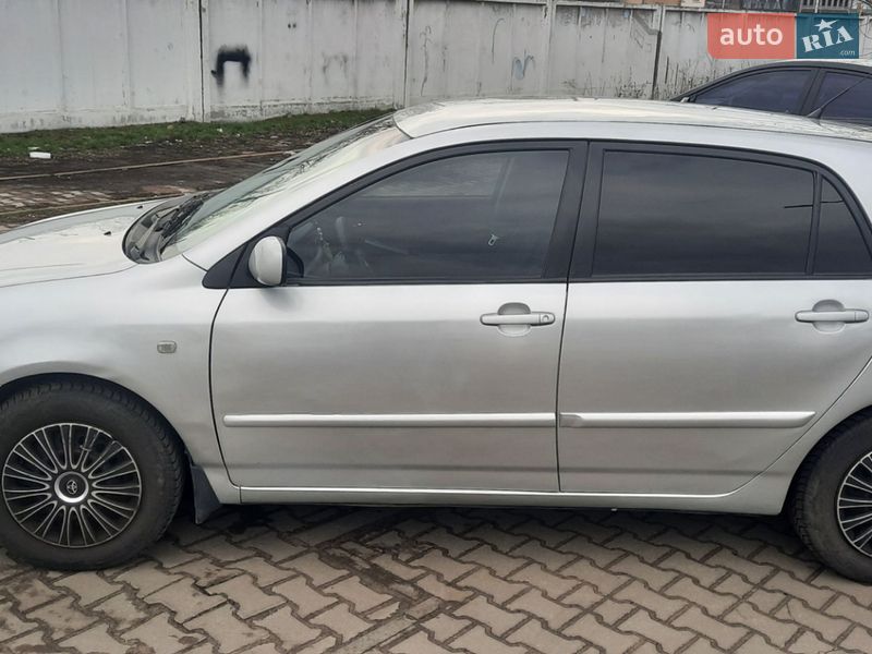 Хетчбек Toyota Corolla 2004 в Бучі