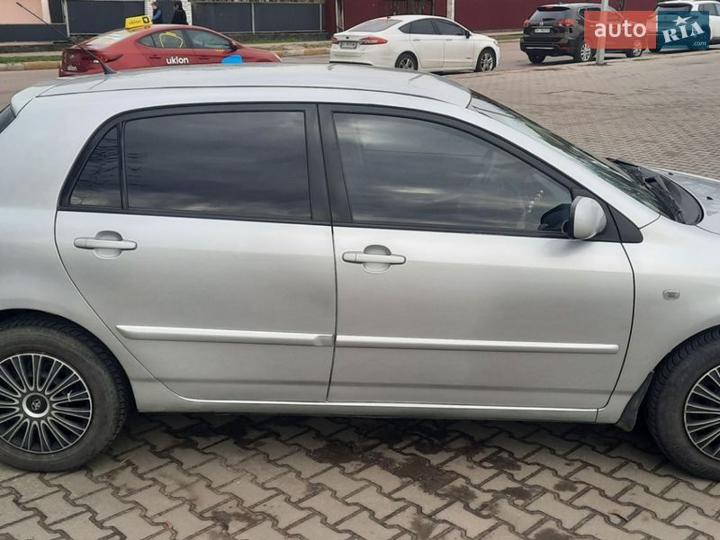 Хетчбек Toyota Corolla 2004 в Бучі