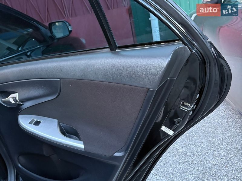 Седан Toyota Corolla 2013 в П'ятихатках