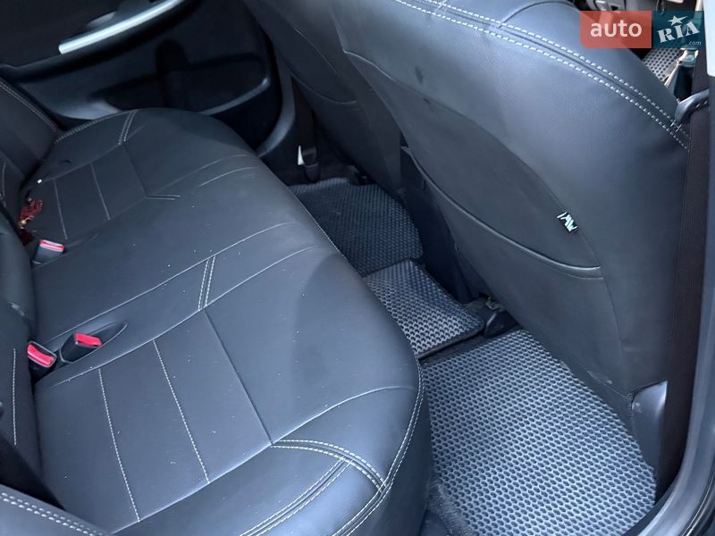 Седан Toyota Corolla 2013 в П'ятихатках