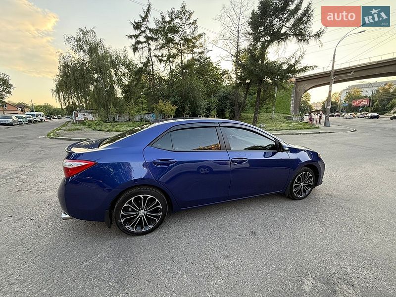 Седан Toyota Corolla 2015 в Киеве
