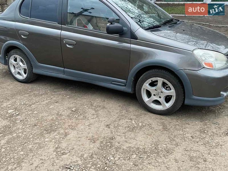Хэтчбек Toyota Echo 2003 в Сторожинце
