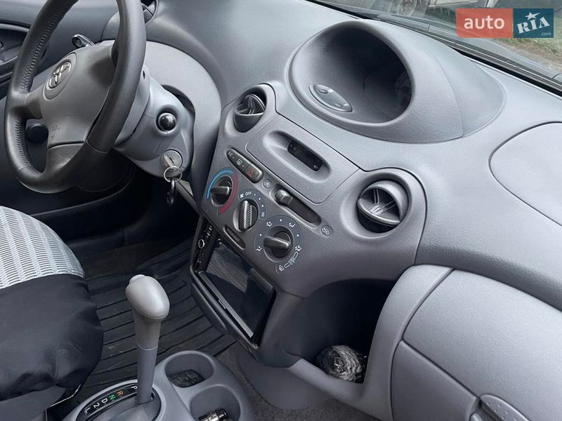 Хэтчбек Toyota Echo 2003 в Сторожинце