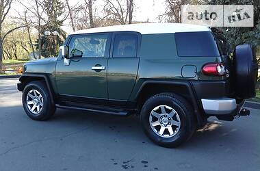 Позашляховик / Кросовер Toyota FJ Cruiser 2014 в 