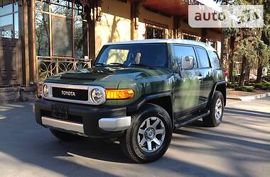 Позашляховик / Кросовер Toyota FJ Cruiser 2014 в 