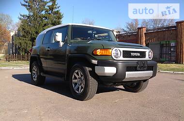 Позашляховик / Кросовер Toyota FJ Cruiser 2014 в 