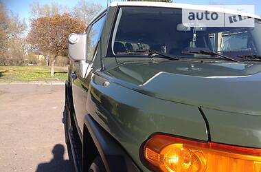 Позашляховик / Кросовер Toyota FJ Cruiser 2014 в 