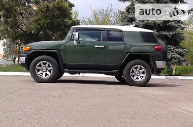 Позашляховик / Кросовер Toyota FJ Cruiser 2014 в 