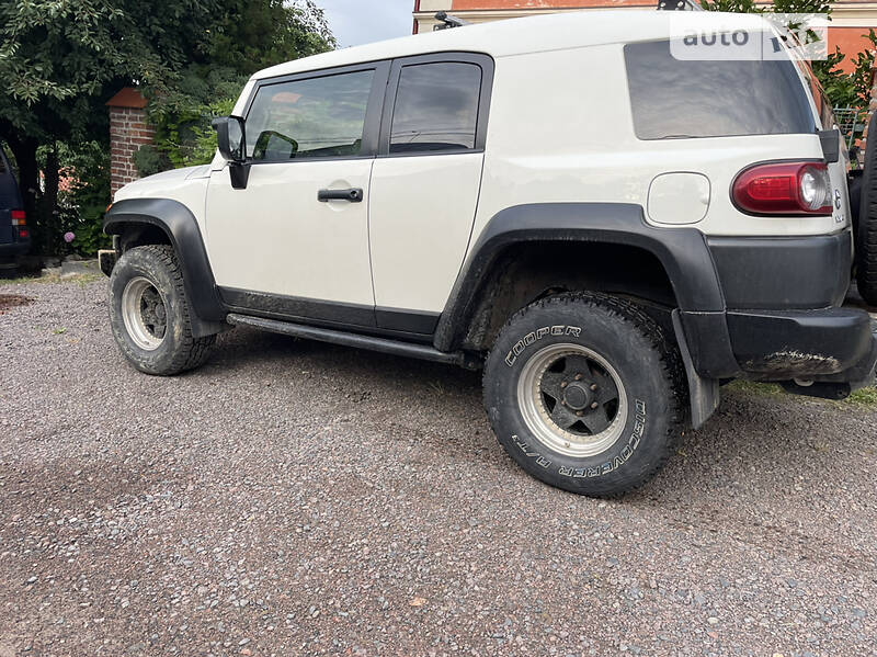 Внедорожник / Кроссовер Toyota FJ Cruiser 2014 в Львове