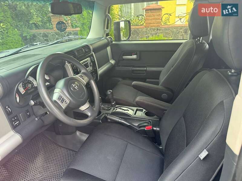 Позашляховик / Кросовер Toyota FJ Cruiser 2013 в Городищеві
