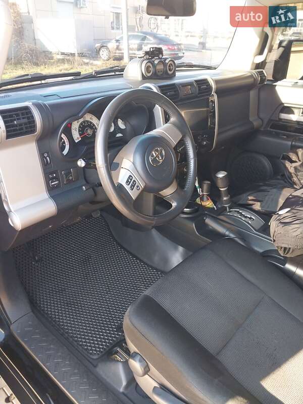 Внедорожник / Кроссовер Toyota FJ Cruiser 2006 в Одессе фото 7 Внедорожник / Кроссовер Toyota FJ Cruiser 2006 в Одессе