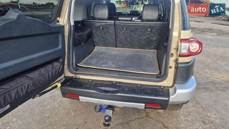 Позашляховик / Кросовер Toyota FJ Cruiser 2014 в Карлівці