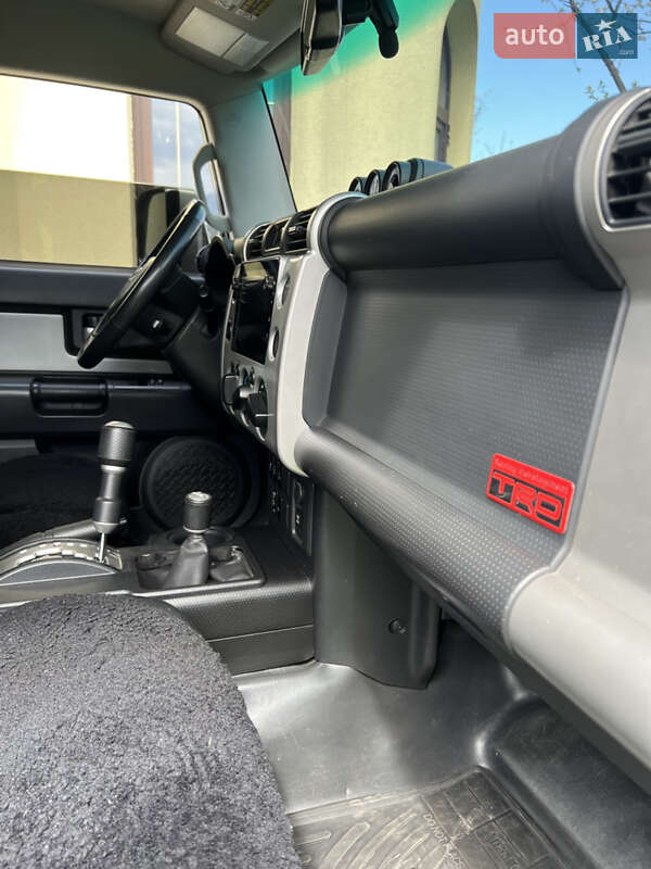 Внедорожник / Кроссовер Toyota FJ Cruiser 2012 в Рахове