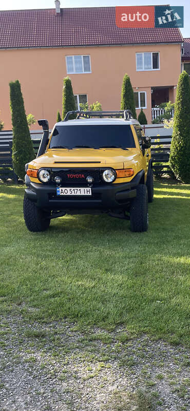 Внедорожник / Кроссовер Toyota FJ Cruiser 2006 в 