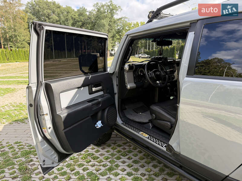 Позашляховик / Кросовер Toyota FJ Cruiser 2012 в Києві фото 8 Позашляховик / Кросовер Toyota FJ Cruiser 2012 в Києві