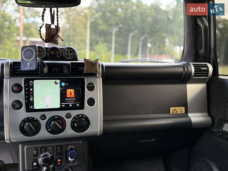 Позашляховик / Кросовер Toyota FJ Cruiser 2012 в Києві фото 12 Позашляховик / Кросовер Toyota FJ Cruiser 2012 в Києві