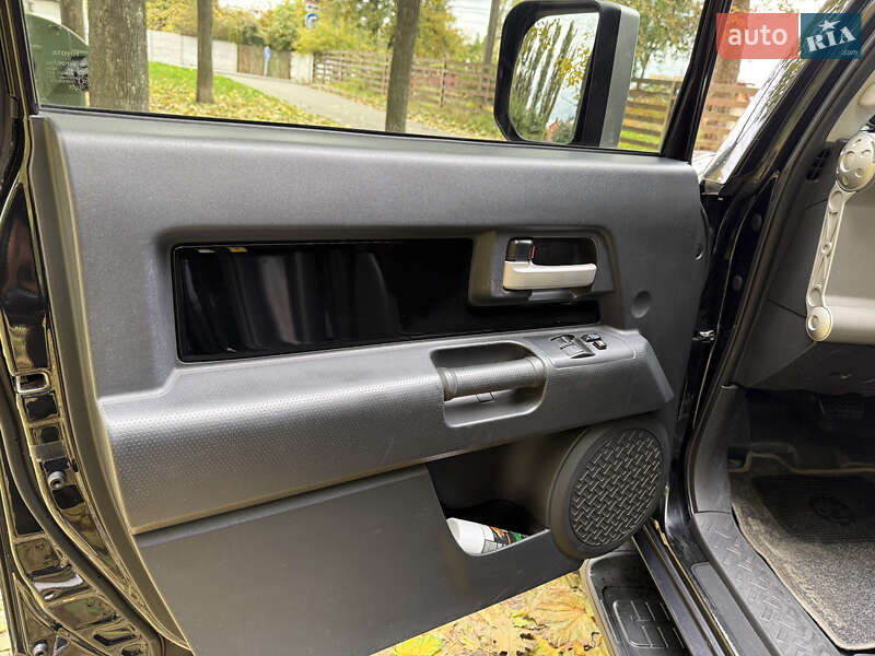 Внедорожник / Кроссовер Toyota FJ Cruiser 2008 в Киеве фото 17 Внедорожник / Кроссовер Toyota FJ Cruiser 2008 в Киеве