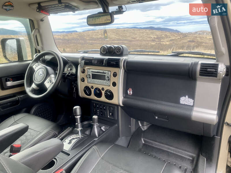 Позашляховик / Кросовер Toyota FJ Cruiser 2012 в Івано-Франківську