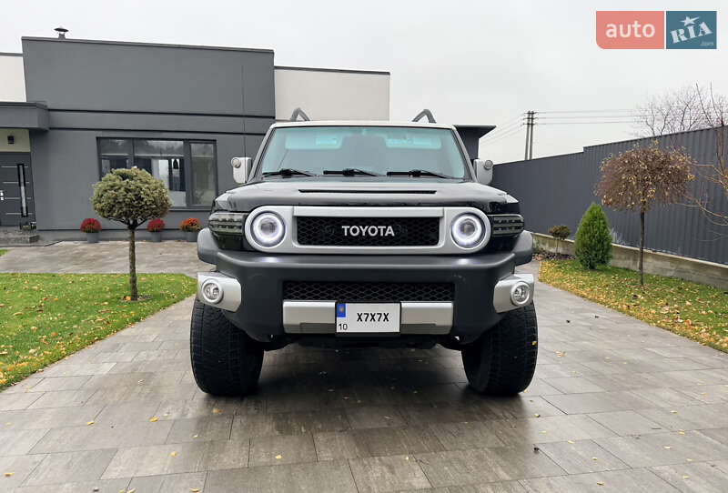 Внедорожник / Кроссовер Toyota FJ Cruiser 2014 в Обухове