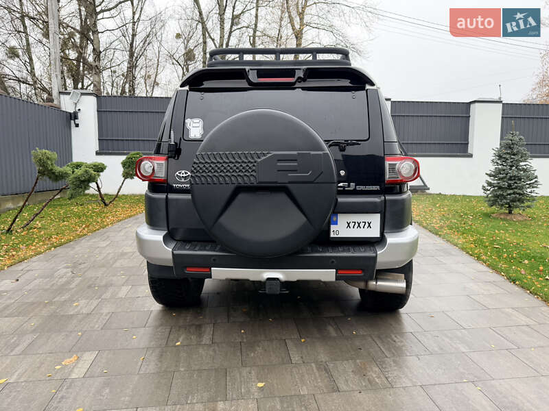 Внедорожник / Кроссовер Toyota FJ Cruiser 2014 в Обухове