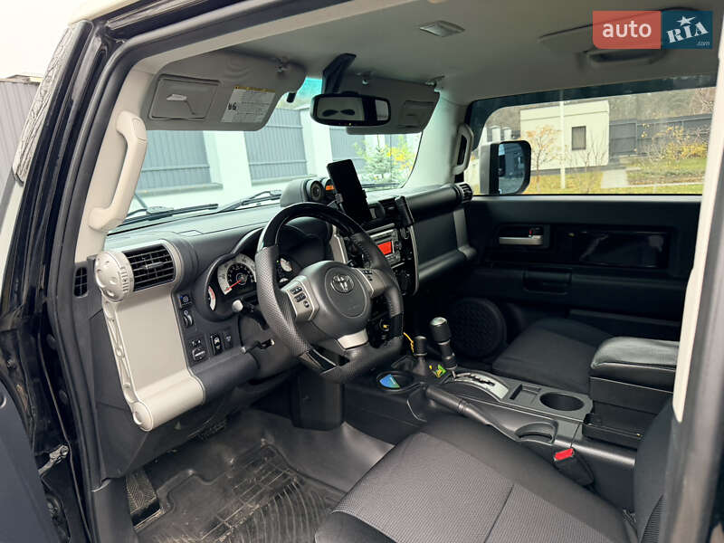 Внедорожник / Кроссовер Toyota FJ Cruiser 2014 в Обухове