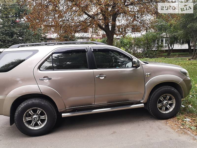 Внедорожник / Кроссовер Toyota Fortuner 2006 в Черновцах