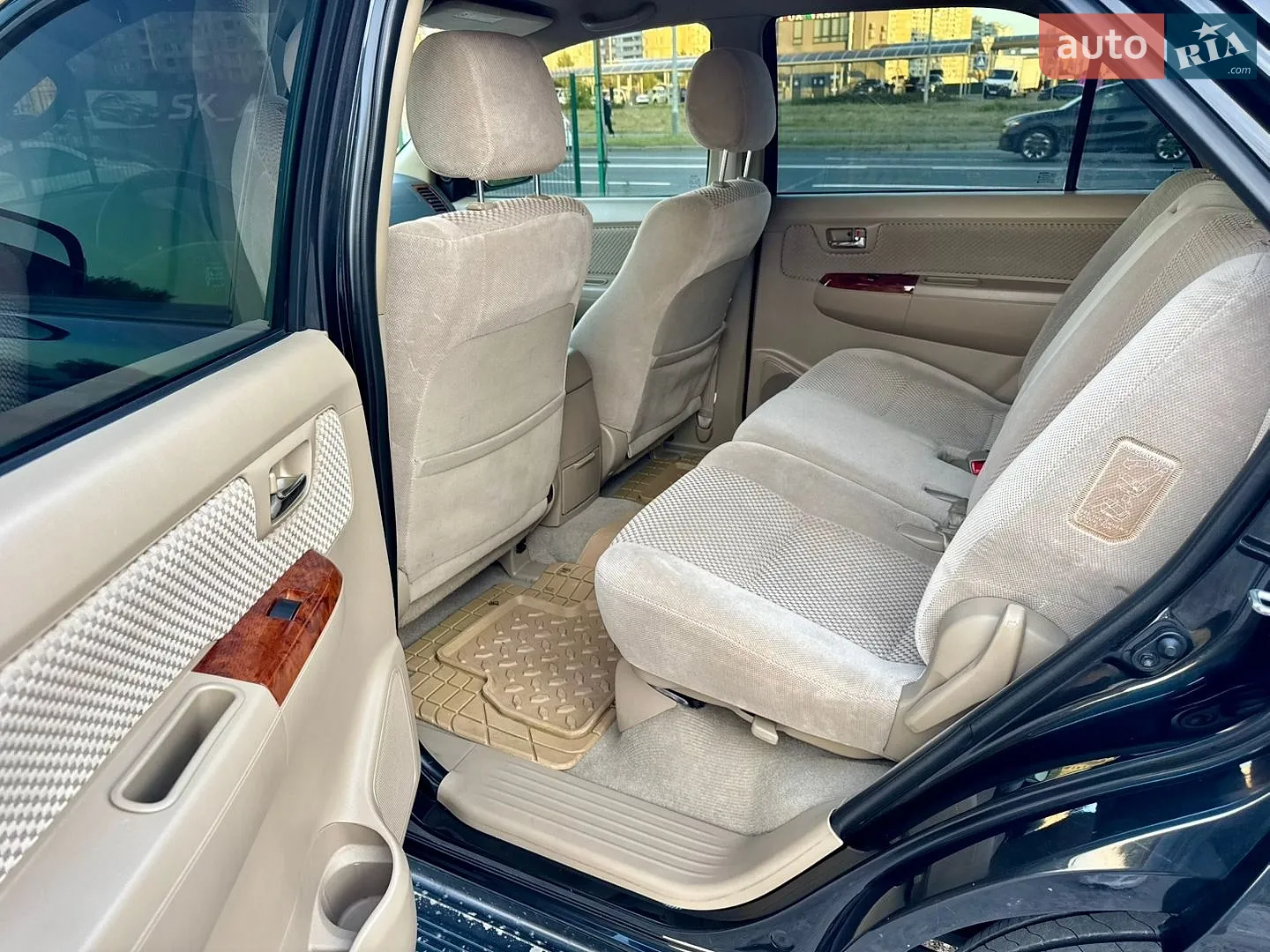2010 Toyota Fortuner - мініатюра 11