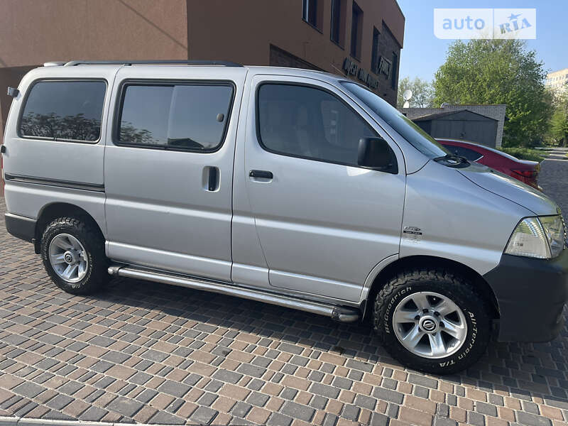 Минивэн Toyota Hiace 2008 в Новомосковске