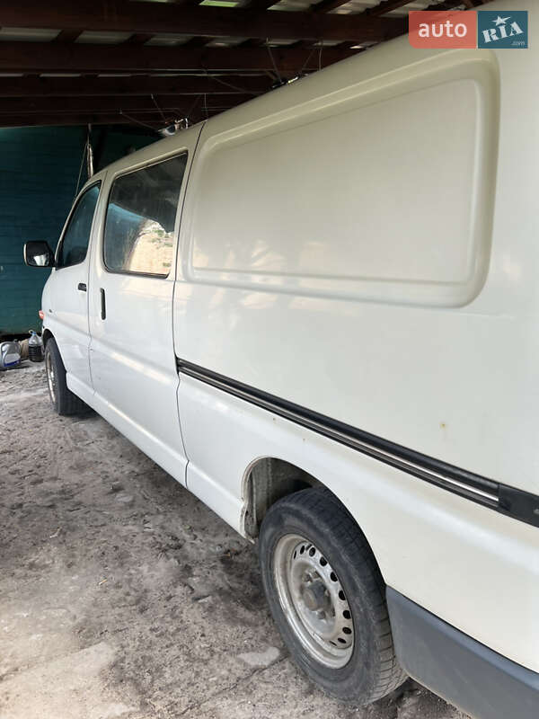 Минивэн Toyota Hiace 2002 в Боровой
